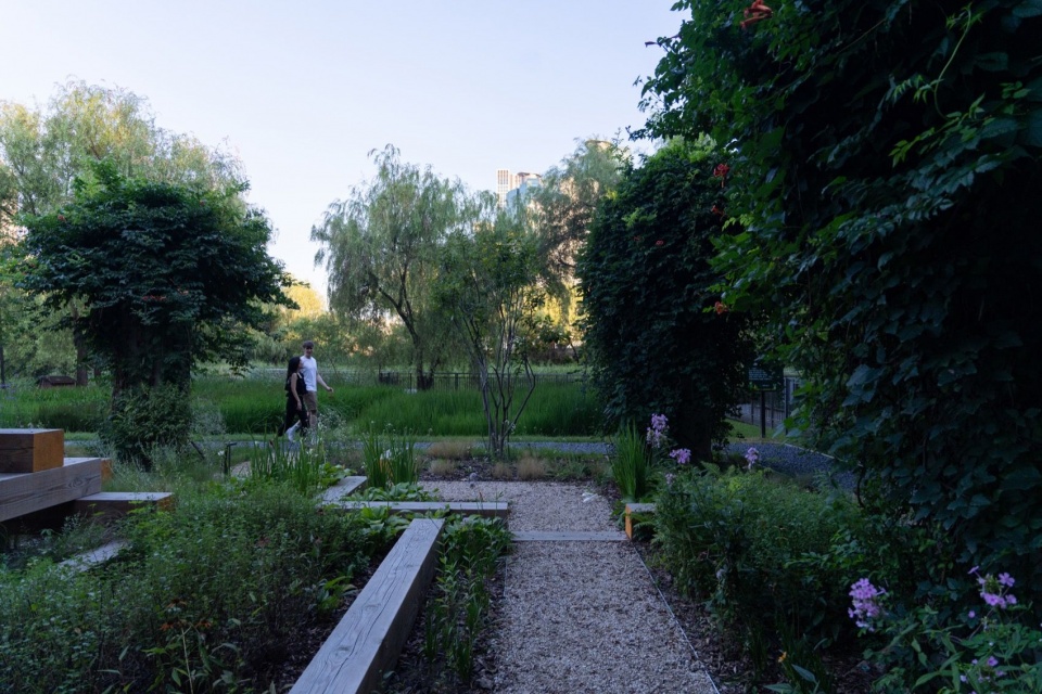 融入周边的公园环境的自然花园 / A natural garden within the surrounding park