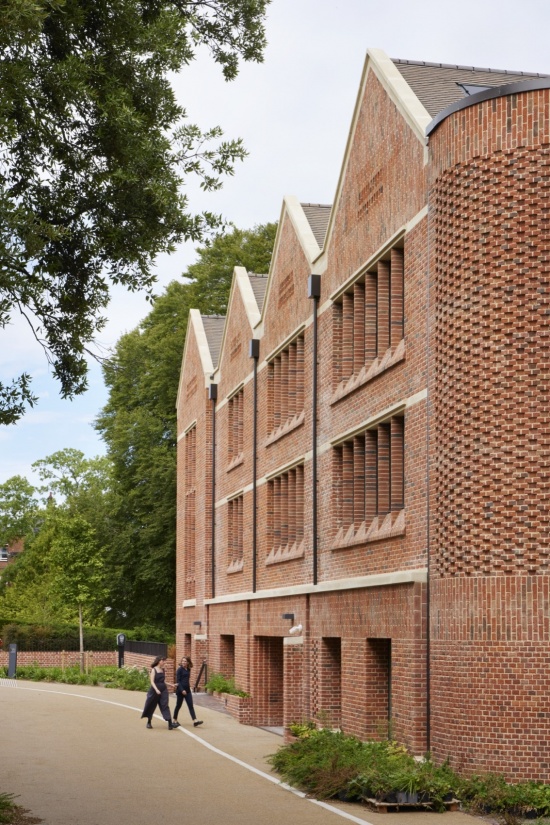 砖砌外立面与透空砖屏, Brick exterior and perforated brick screens