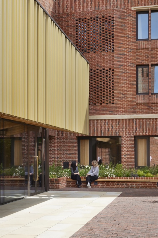 铜色金属幕衣与砖砌庭院立面, Copper-coloured metal veil and brick courtyard façade