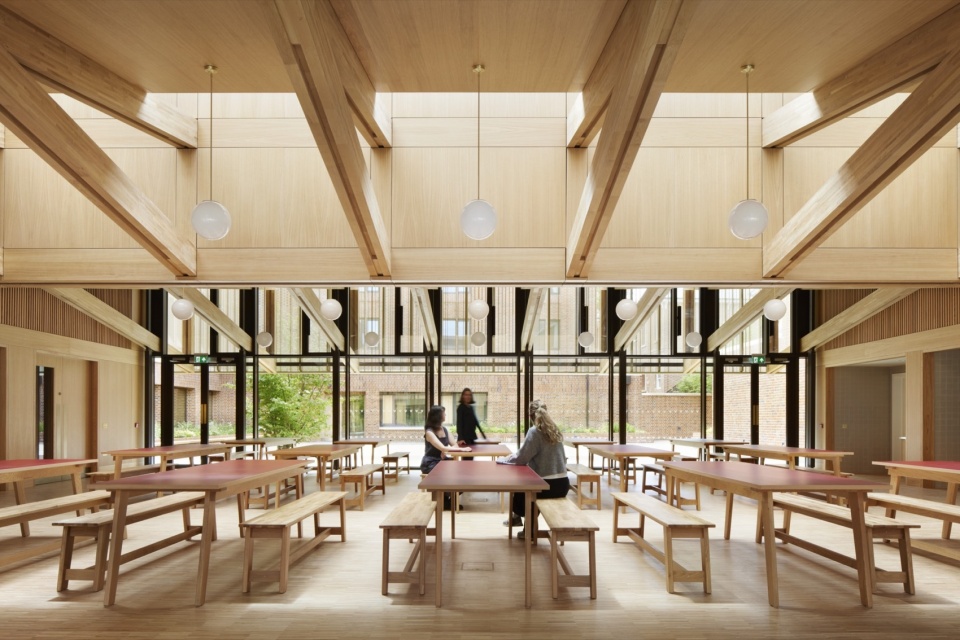 餐厅与通透的庭院边界, Dining hall and transparent courtyard edge