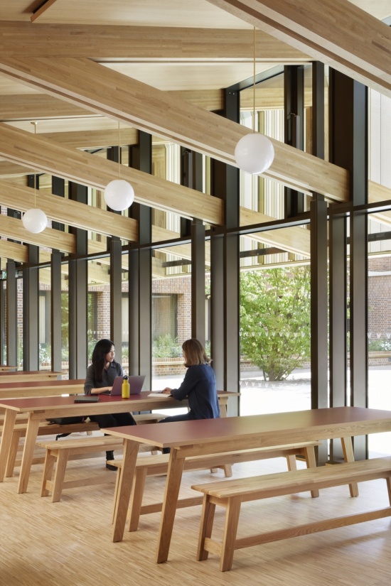 朝向庭院的餐桌与座位, Tables and seating overlooking the courtyard