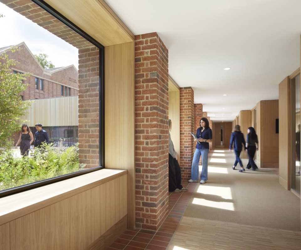 串联共享空间的内部回廊, Internal cloister linking communal spaces