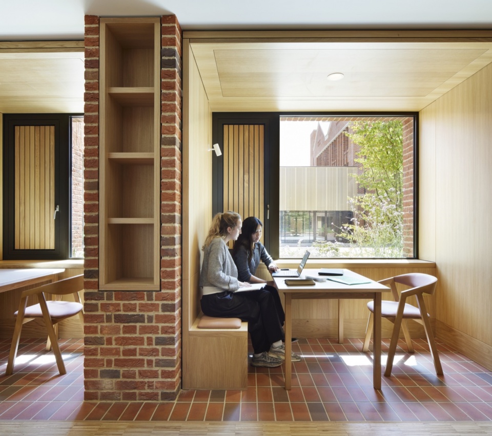 窗边可供交谈与学习的座位, Window-side seating for conversation and study