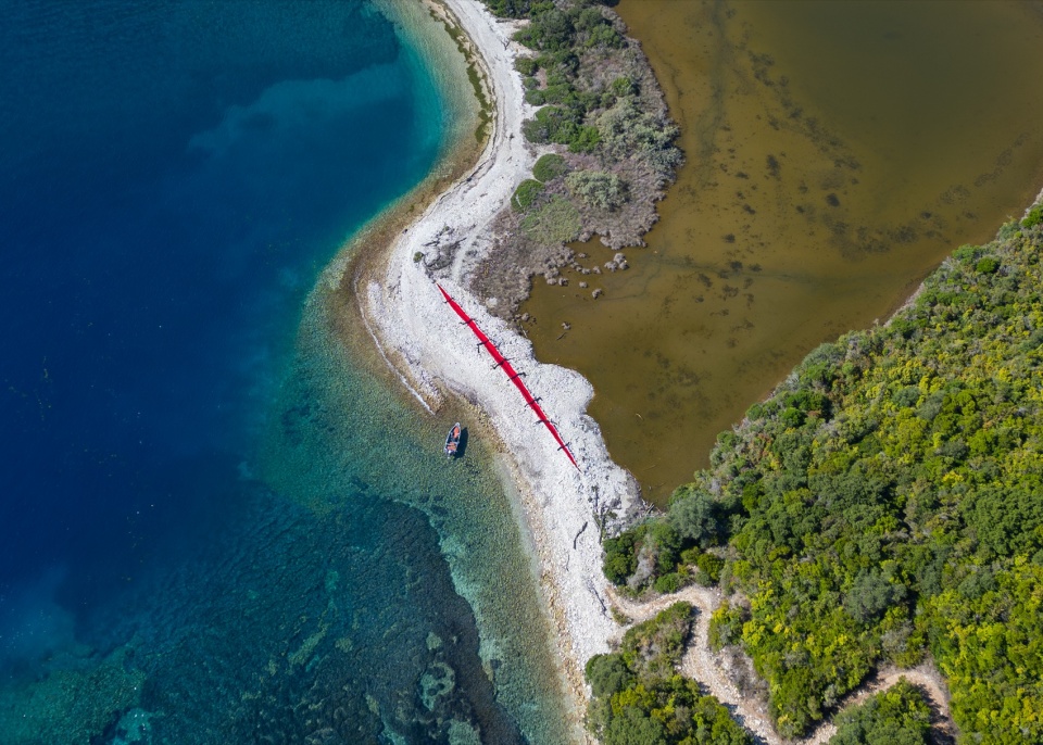 海岸景观中的伤口装置 / Wound in the coastal landscape of Erimitis