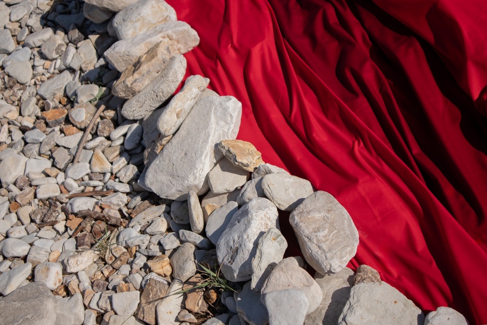红色织物与岸线石块细部 / detail of the installation