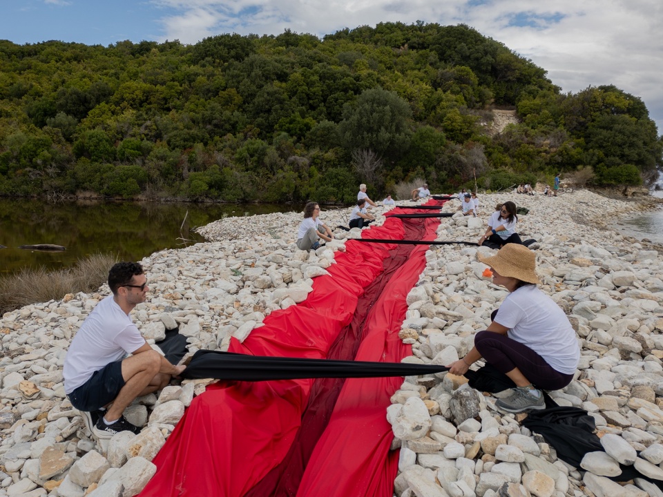 社区成员参与缝线定位 / community members positioning the stitches
