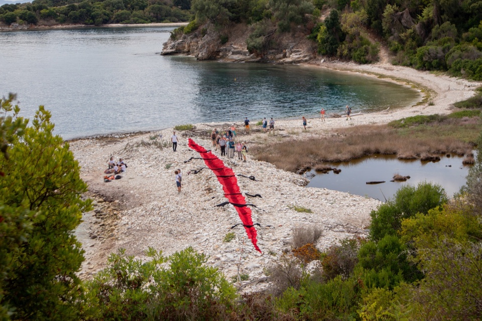 参观者参加海岸导览徒步 / guided coastal walk