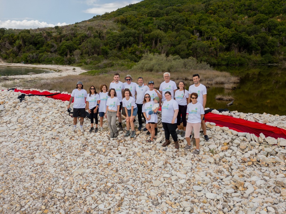 Save Erimitis成员与湿地背景 / Save Erimitis members with the wetland behind