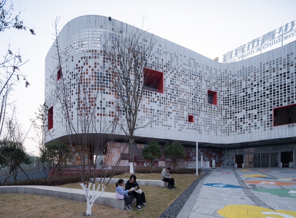 灵动跳跃的建筑形态与孩童室外活动空间相得益彰 / The dynamic architectural form in dialogue with outdoor activity spaces