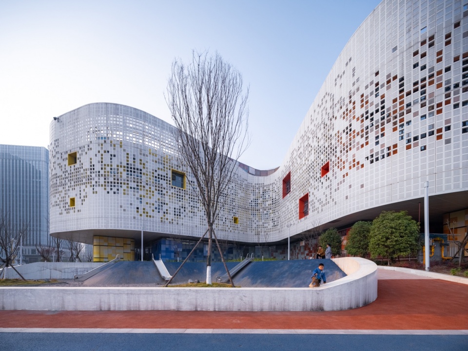 建筑与室外活动场地 / The building and outdoor activity areas