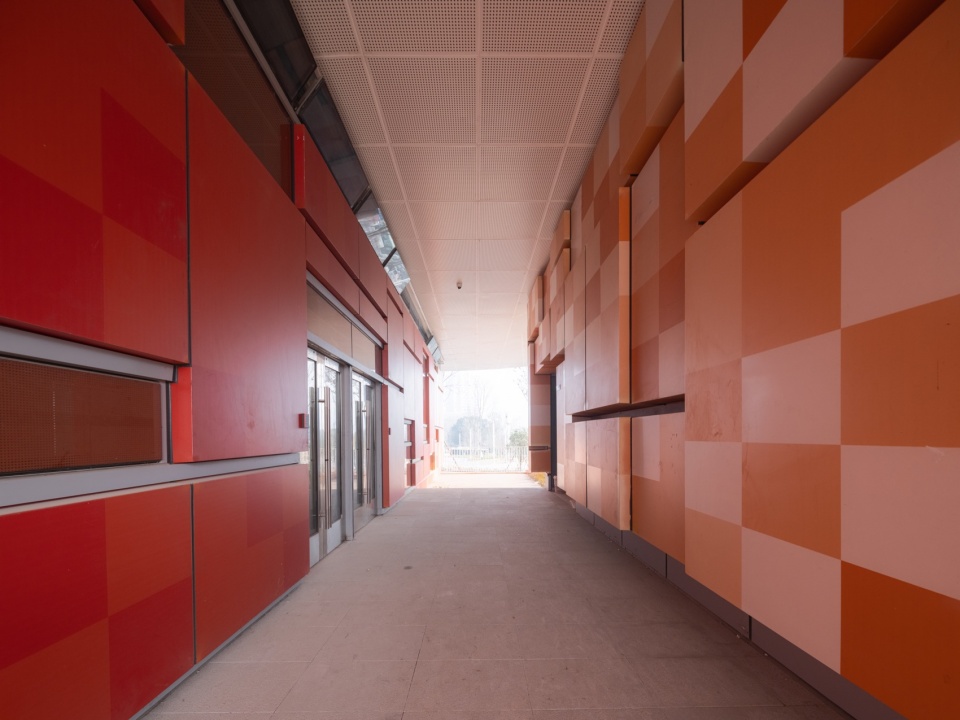 首层半室外廊道 / Semi-outdoor corridor on the first floor
