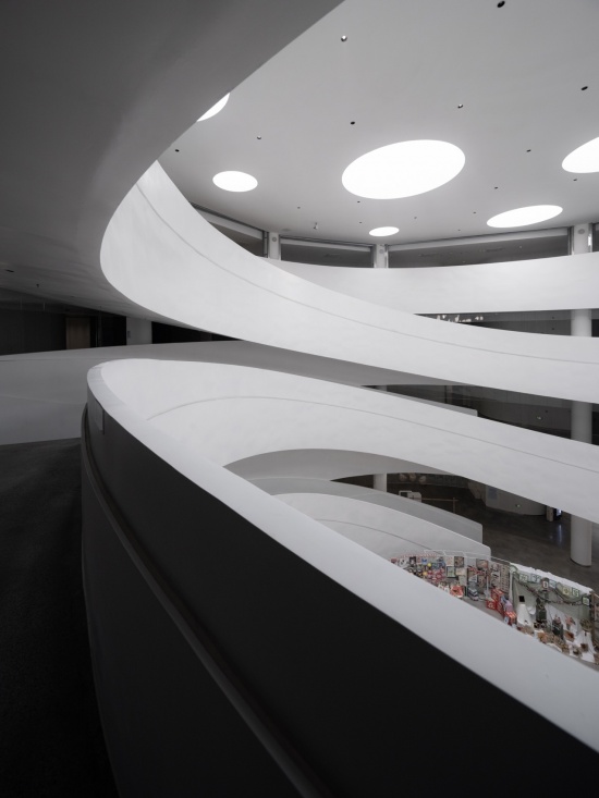 中庭与顶部采光 / The atrium and rooftop daylighting