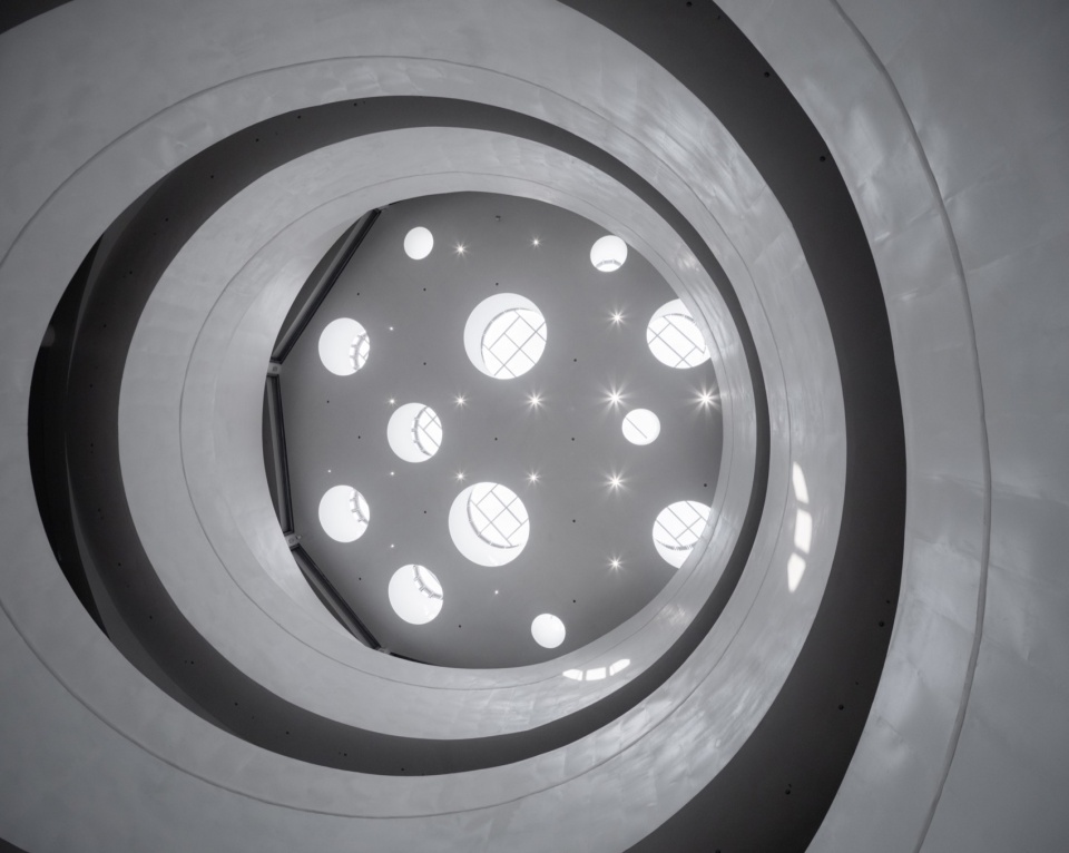 顶部天光与灯光交织“万花筒”光影 / Skylight interwoven with artificial light casts kaleidoscopic effects