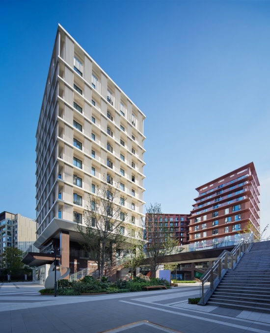 建筑局部架空引入自然通风 / Elevated building volume and natural ventilation