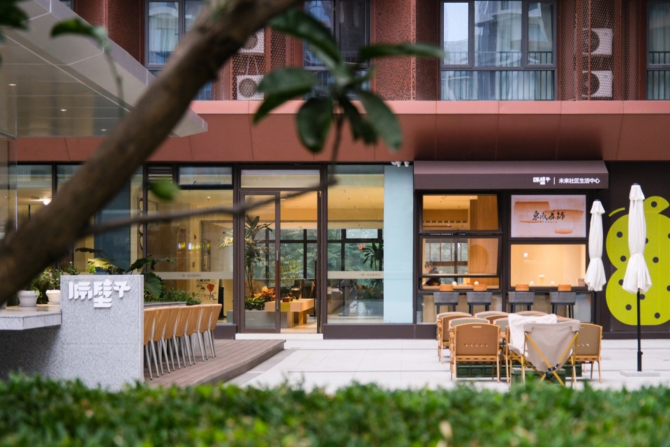 二层中庭-未来社区中心的户外聚会平台 / Second-floor atrium and outdoor gathering platform