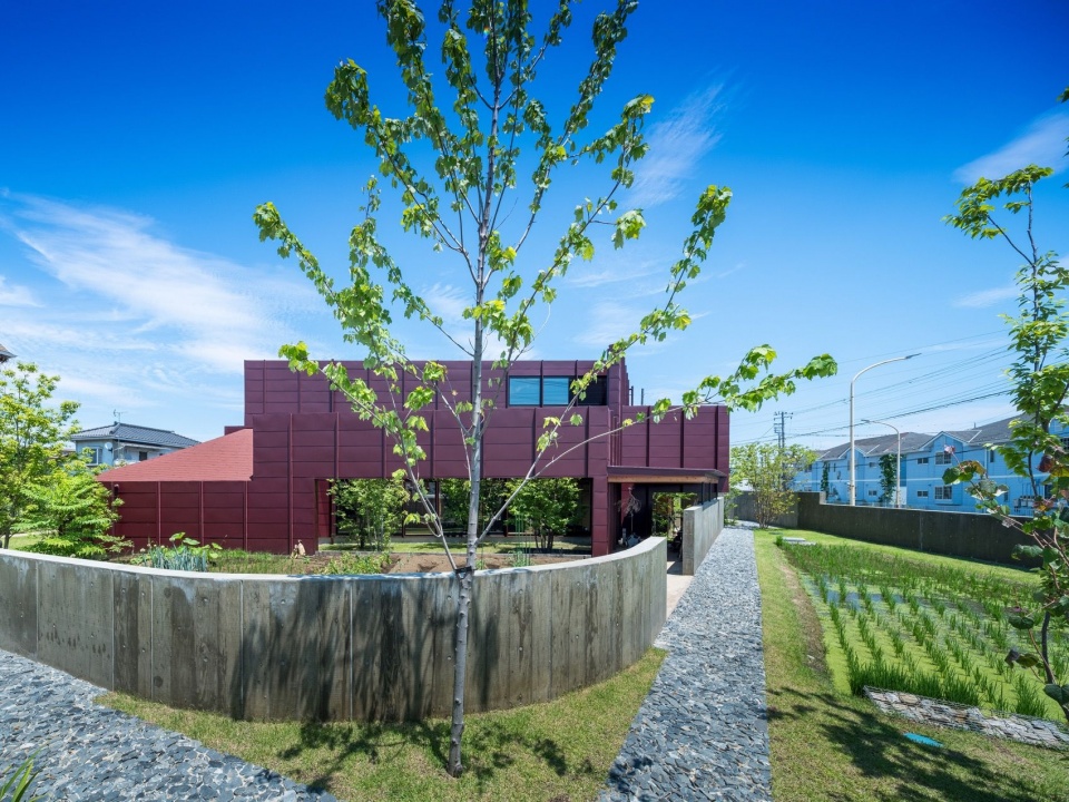 层叠的墙体与庭院 / Overlapping walls and gardens