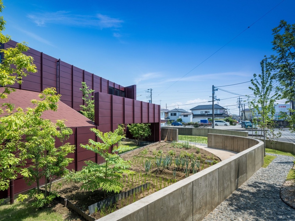 建筑与菜地 / Building and vegetable garden