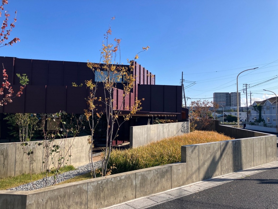 秋日的建筑外观 / Exterior in autumn