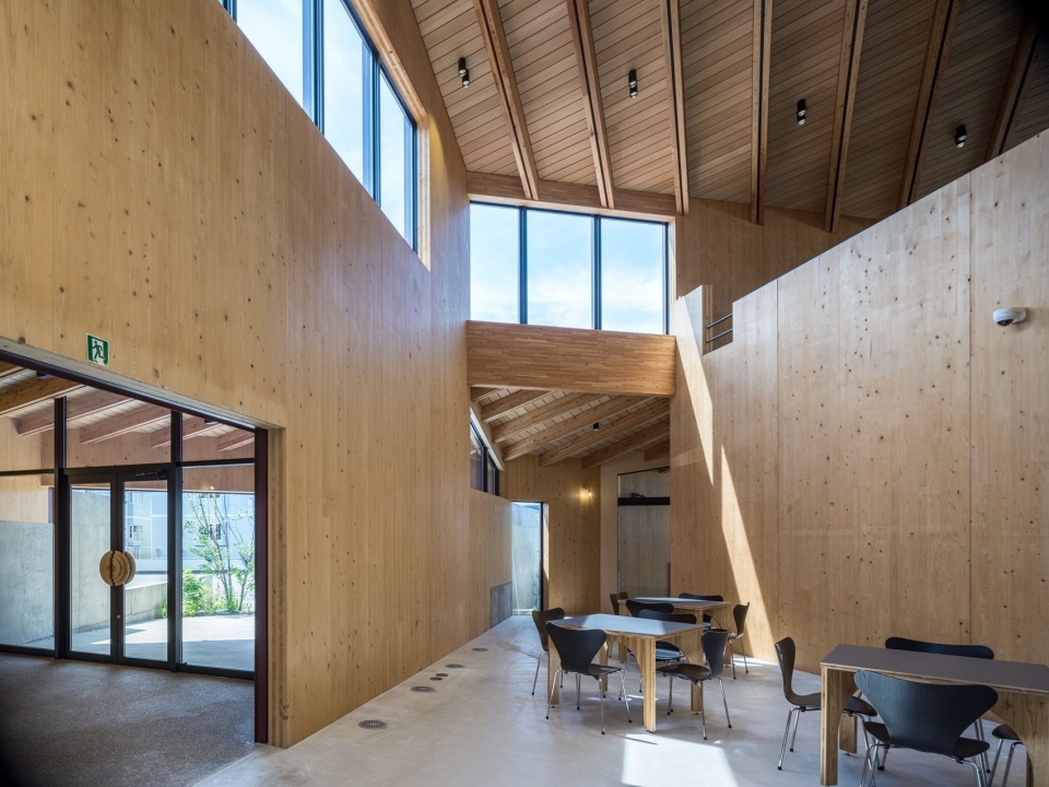 通高休息空间 / Double-height lounge
