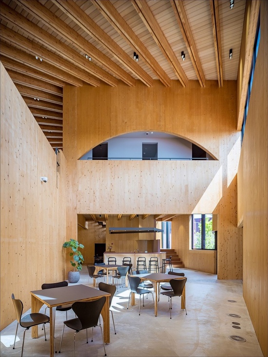 木墙围合的休息区 / Lounge enclosed by timber walls