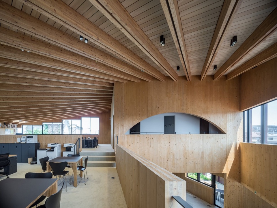 办公区与通高空间 / Offices and double-height space