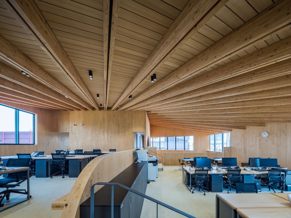 屋梁下的办公区 / Workspace beneath the roof beams