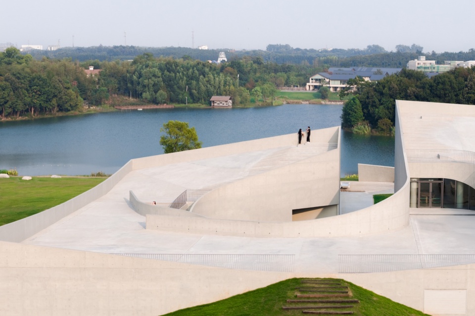 建筑与湖面相互框景, Architecture framing the lake