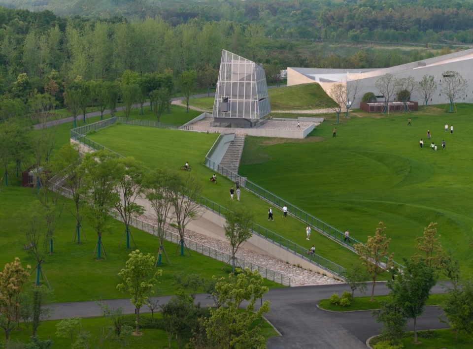 道路一侧的建筑群, The complex viewed from the road side