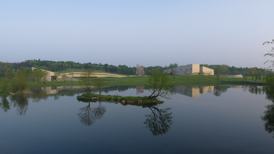 公共建筑与民宿隔湖相望, The cultural buildings face the guest lodgings across the lake