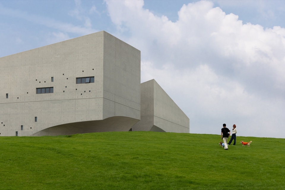 面向公共草坪的美术馆, The museum facing the public lawn