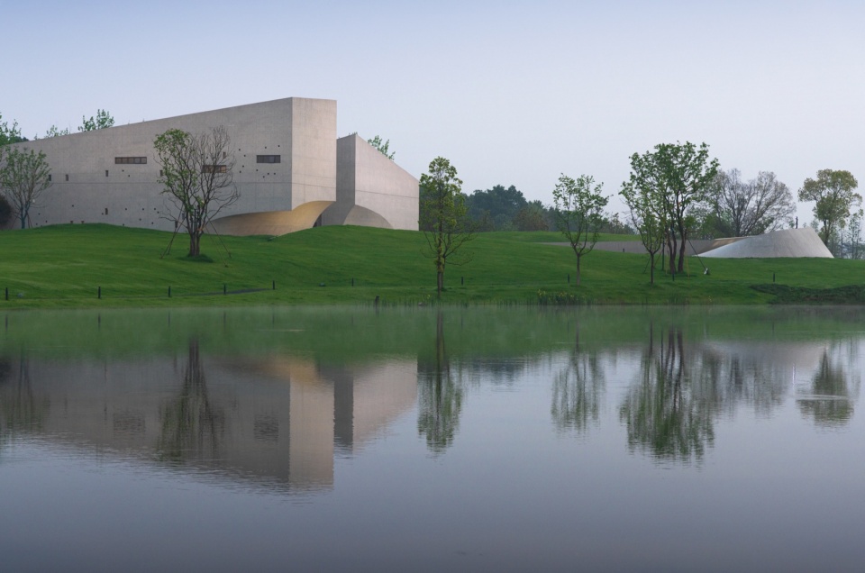 从湖面望向美术馆, The museum viewed across the lake
