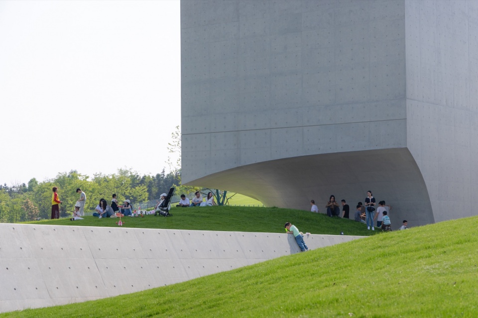 清水混凝土与架空灰空间, Exposed concrete and sheltered outdoor space