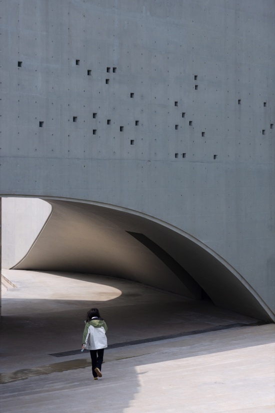 曲面混凝土与人的尺度, Curved concrete and the human scale