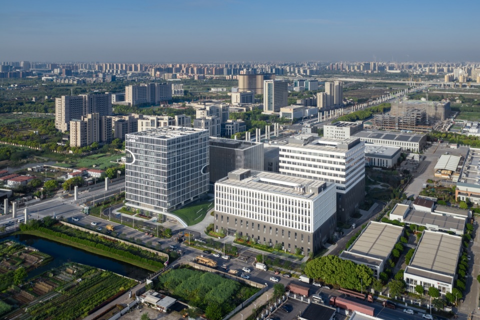 绿野环绕的园区建筑群